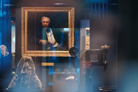 Portrait d'Emile Fage Vitrine avec portrait d'Emile Fage, des sculptures médiévale et une machine outil