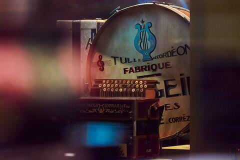 Accordéon diatonique et grosse caisse Maugein Frères