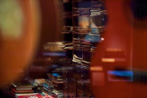 Vue sur les étagères de partition de la boutique Cayla