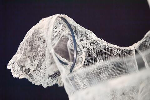 Détail sur la manche d'une robe de baptême en dentelle de poinct de Tulle