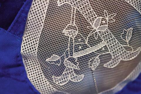 Détail sur une larme de la robe d'après minuit de Franck Claudon initiale A réalisé en poinct de Tulle