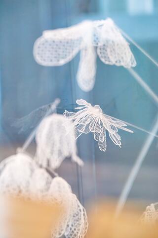 Détail sur des fleurs en dentelle au poinct de Tulle de l'oeuvre d'Annie Bascoul Bouquet de Tulle