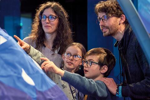 Famille en visite Une famille devant la robe d'après minuit de Franck Claudon