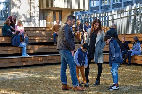 Parvis de la Cité avec des familles