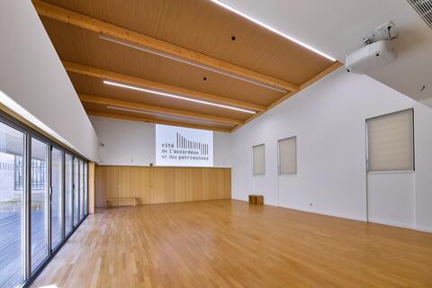 Auditorium  Auditorium de la Cité vide avec vidéo projection