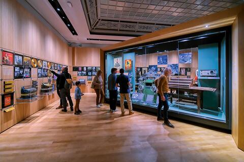 Galerie des vedettes avec des visiteurs