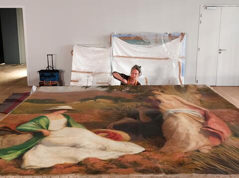 Intervention Un soir en Corrèze La restauratrice fixe la toile sur son châssis