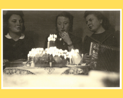 Anniversaire Cité Photos noir et blanc de trois jeunes femmes devant un gâteau d'anniversaire