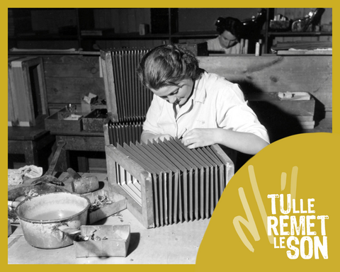 Photo d'une ouvrière travaillant un soufflet d'accordéon