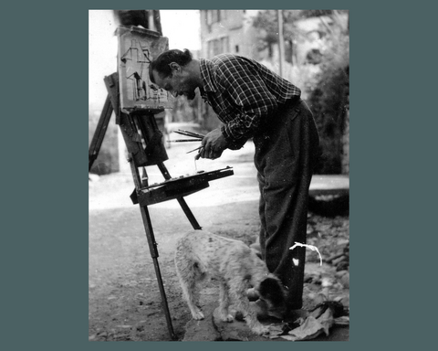 Charles Féola Argentat Photo de Charles Féola peignant une toile sur un chevalet en compagnie de son chien