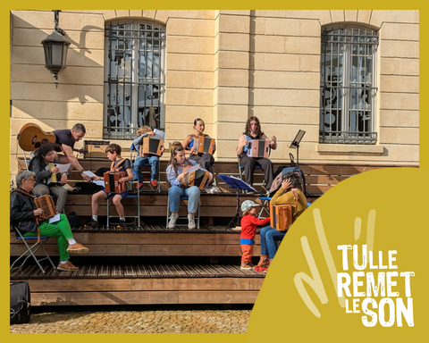 Accordéonistes installés sur le parvis de la Cité de l'accordéon et des patrimoines
