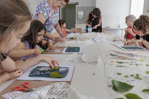 Public réunis autour d'une animation cyanotype