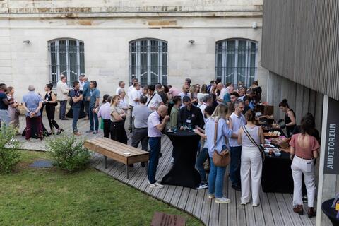 Cocktail de soirée d'entreprise dans le jardin de l'auditorium