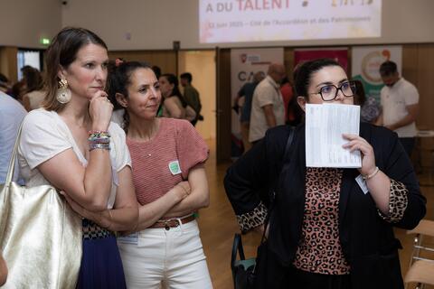 Trois femmes en pleine réflexion au cours d'un jeu
