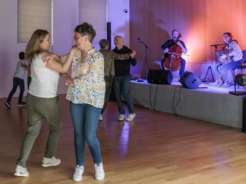 Concert-bal musiciens et danseurs