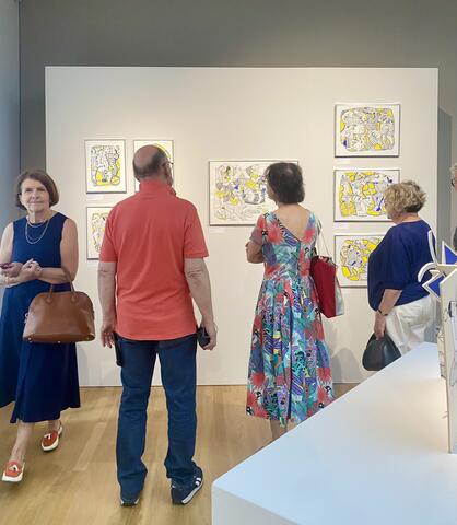 Visiteurs découvrant les dessins jaunes de Lachaniette