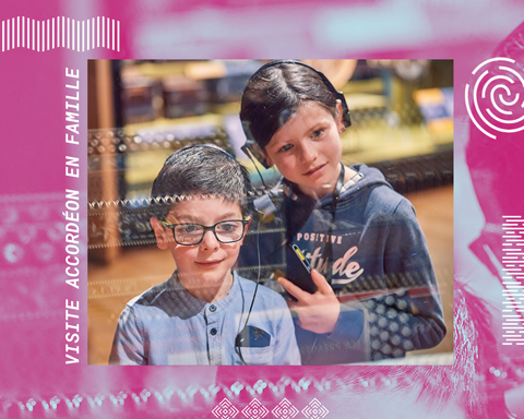 Deux enfants contemple des accordéons