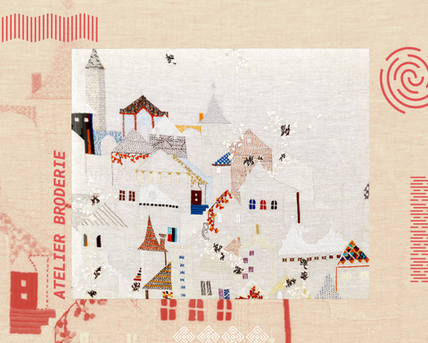Broderie colorée représentant un village en hauteur