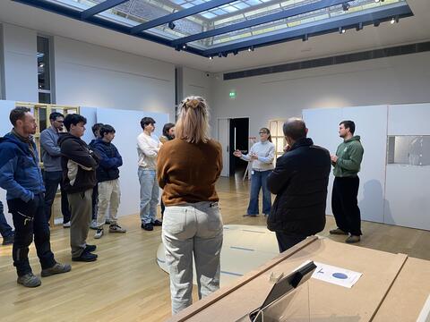 Un groupe d'apprentis dans la salle d'exposition temporaire en chantier