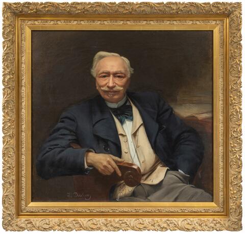 Portrait d'Emile Fage assis à son bureau