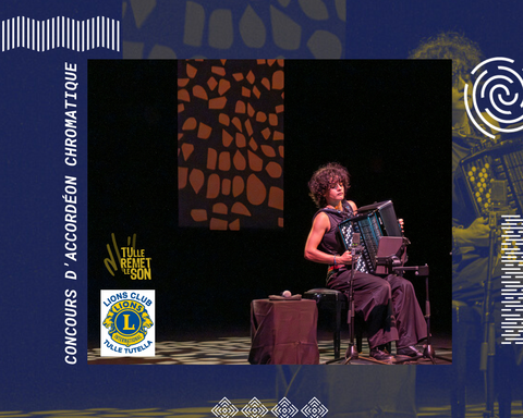 Jeanne Lefort jouant de l'accordéon sur la scène du théâtre de l'Empreinte
